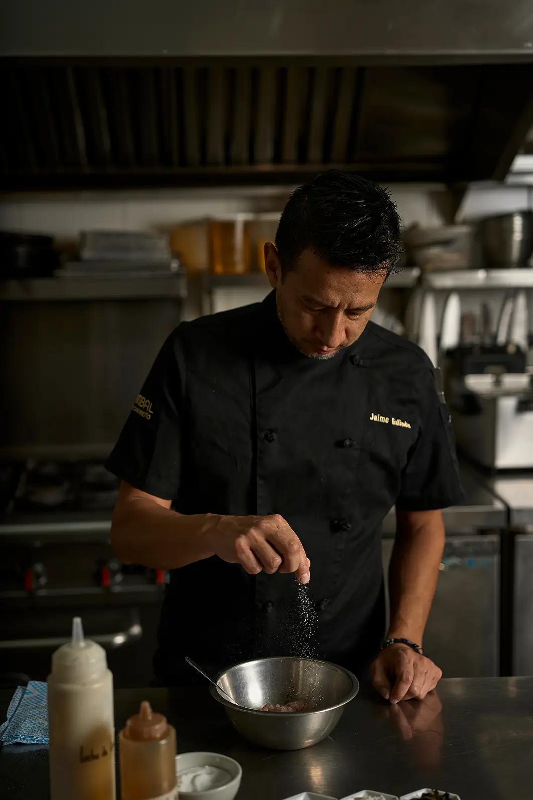 sambal-bistro-jaime-galindo-cocinando-sal