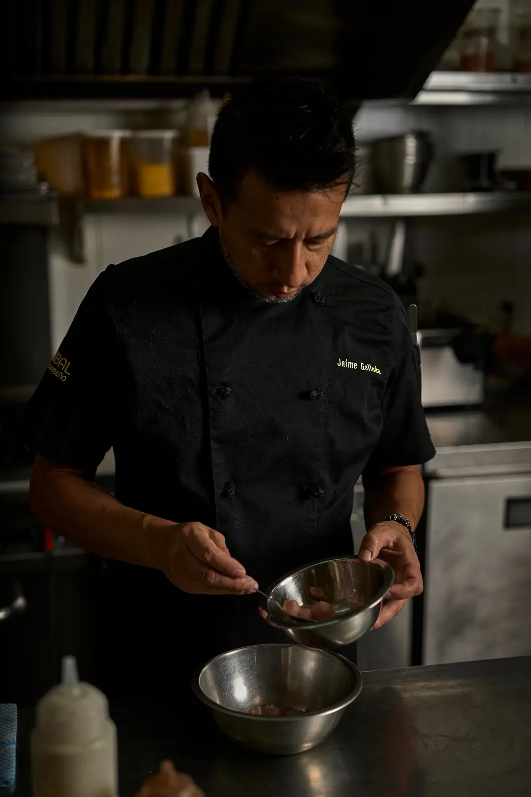 sambal-bistro-jaime-galindo-cocinando